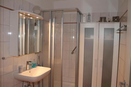 een badkamer met een wastafel en een douche bij Ferienappartement E612 für 2 Personen an der Ostsee in Brasilien