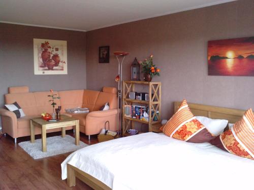 een slaapkamer met een bed en een woonkamer bij Ferienappartement E612 für 2 Personen an der Ostsee in Brasilien
