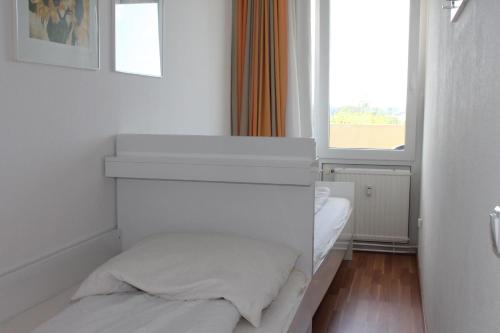 a small room with a bunk bed and a window at Ferienwohnung E623 für 2-4 Personen an der Ostsee in Brasilien