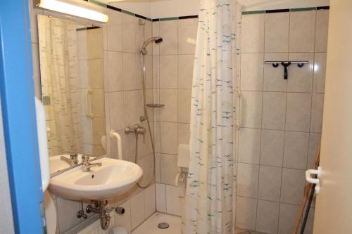 ein Bad mit einem Waschbecken und einer Dusche in der Unterkunft Ferienappartement K110 für 2-4 Personen in Strandnähe in Brasilien