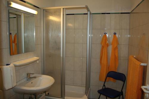 bagno con doccia, lavandino e doccia di Ferienappartement K1313 für 2-4 Personen mit Ostseeblick a Schönberg in Holstein
