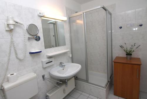 a bathroom with a sink and a shower at Ferienappartement K1402 für 2-4 Personen mit Ostseeblick in Brasilien