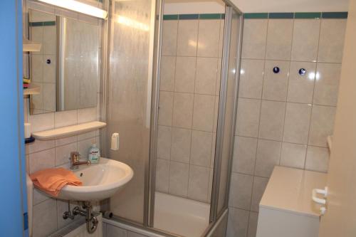 y baño con ducha y lavamanos. en Ferienwohnung K610 mit Meerblick, en Brasilien