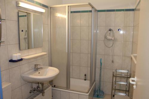 a bathroom with a sink and a shower at Ostsee-Ferienapartement K217 für 2-4 Personen in Brasilien
