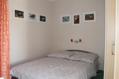 Ferienappartement K512 für 2-4 Personen in Strandnäheにあるベッド