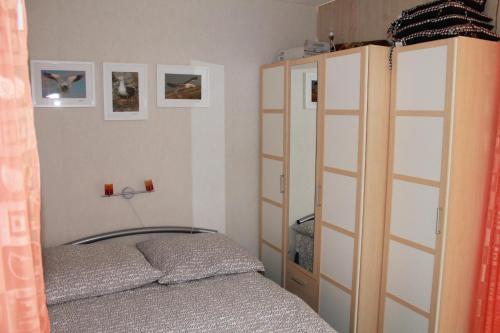 Schönberg in HolsteinにあるFerienappartement K512 für 2-4 Personen in Strandnäheの小さなベッドルーム(ベッド1台、クローゼット付)