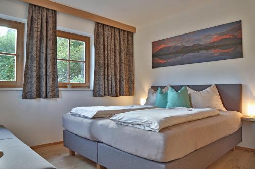 sypialnia z 2 łóżkami i 2 oknami w obiekcie Landhaus Schneider w mieście Fieberbrunn