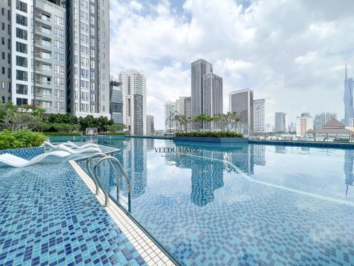 uma piscina numa cidade com edifícios altos em Sentral Suites at Kuala Lumpur Sentral by Veedu Hauz em Kuala Lumpur
