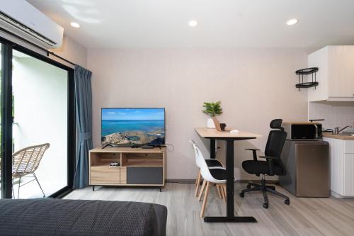 Η κουζίνα ή μικρή κουζίνα στο The Title Residencies Naiyang Beach