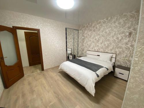 um quarto com uma cama e um mural de parede em Atlant luxury Big Family Perlina Apart on Golovna з двома санвузлами поряд з ТЦ Депот em Chernivtsi