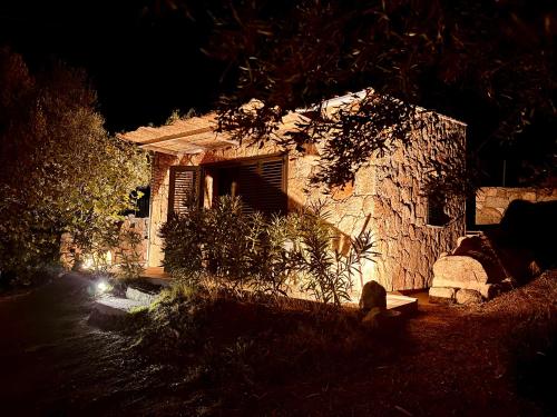 Photo de la galerie de l'établissement BERGERIE CASA SANTU 22m2, patio 35m2, en pierres typique, tout équipé et neuf,DE SAMEDI EN SAMEDI, à Monacia-dʼAullène