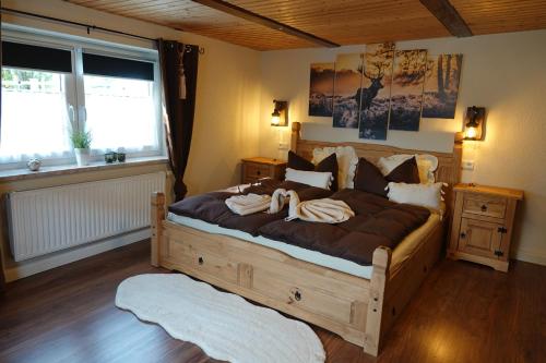 1 dormitorio con 1 cama grande con 2 personas. en Alpenranch, 