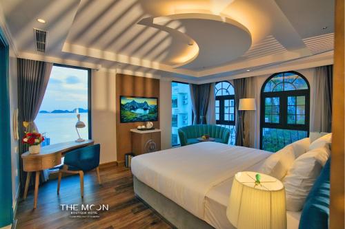 The Moon Boutique Hotel Cat Ba في كات با: غرفة في الفندق بها سرير ومكتب ونوافذ