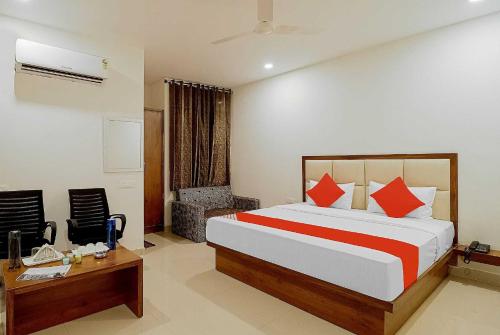 a hotel room with a bed and a desk and a bed sidx sidx sidx sidx at Hotel Golfview in Panchkula