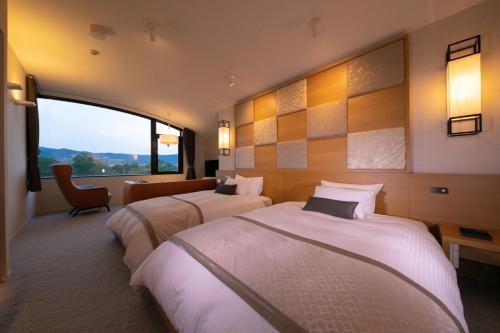 Habitación de hotel con 2 camas y ventana en Riverte Kyoto Kamogawa, en Kioto