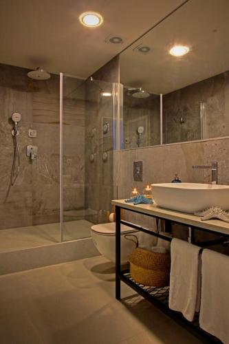 a bathroom with a tub and a sink and a shower at דירת נופש באכזיב עם ג'קוזי מול חוף בננה ביץ Dream Place Achziv in Nahariyya