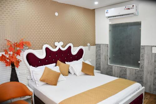 a bedroom with a bed with a blackboard and a chalkboard at Hotel Royal Comfort Inn in Pinjaur