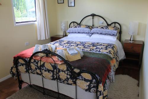 Ένα ή περισσότερα κρεβάτια σε δωμάτιο στο Fig Tree Cottage