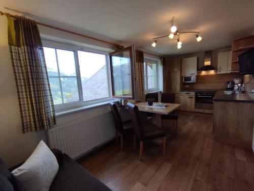 een keuken met een tafel en stoelen in een kamer bij Appartement Schwarzkoglerhof in Haus im Ennstal