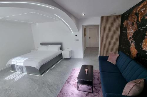 1 dormitorio con 1 cama y 1 sofá azul en Hagenauer House, en Viena