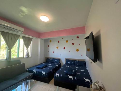 Ένα ή περισσότερα κρεβάτια σε δωμάτιο στο Green Island Starry Night Hostel