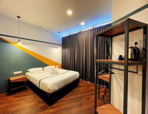 ein Schlafzimmer mit einem Bett in einem Zimmer in der Unterkunft Smile Hotel Putrajaya in Putrajaya