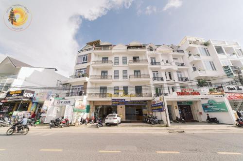 un gran edificio blanco al lado de una calle en ALEX HOTEL - Tường Phương, en Da Lat