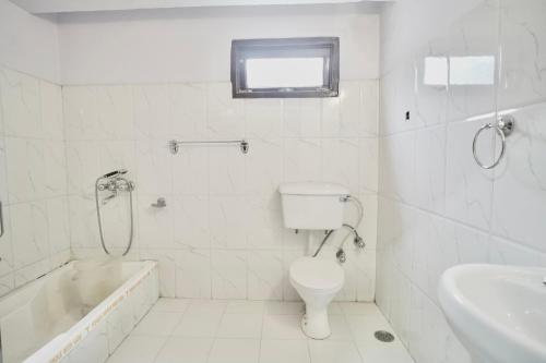 W łazience znajduje się toaleta, wanna i umywalka. w obiekcie The yerpa Hotel w mieście Kasol