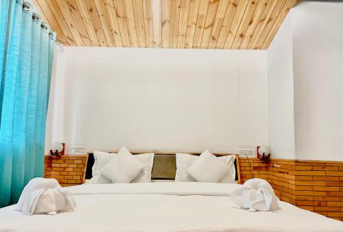 um quarto com 2 camas e toalhas em The yerpa Hotel em Kasol