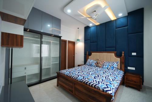una camera da letto con pareti blu e un letto con un gatto. di Aayushman Luxury Homes a Sarjāpur