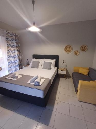 Postel nebo postele na pokoji v ubytování Nini's House Superior - 100m from beach NIDRI TOWN CENTER