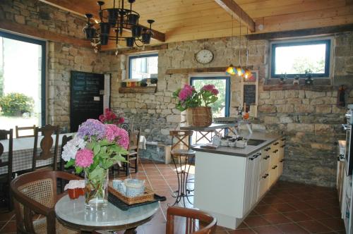Virtuvė arba virtuvėlė apgyvendinimo įstaigoje Chambres d'Hotes Belard