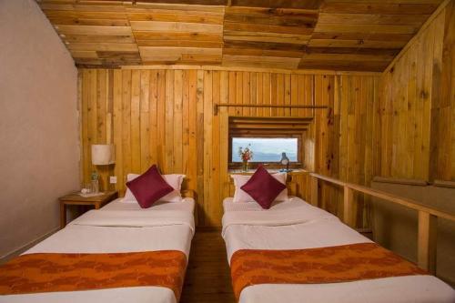 Postel nebo postele na pokoji v ubytování Everest Manla Resort