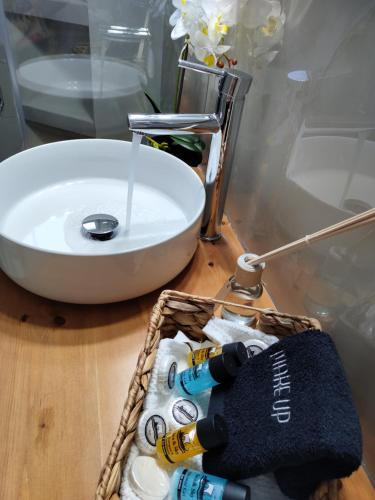 Koupelna v ubytování Nini's House Superior - 100m from beach NIDRI TOWN CENTER