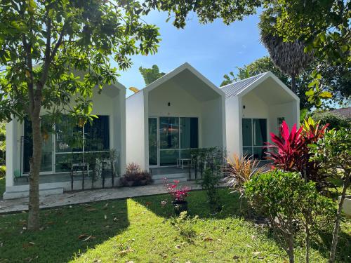 Taman di luar Mook Ing Lay
