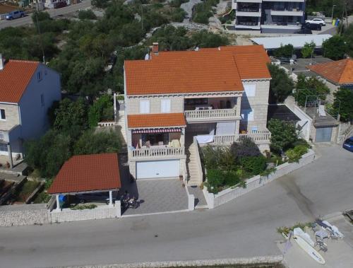 eine Luftansicht eines Hauses mit orangefarbenem Dach in der Unterkunft Villa Cvita in Lumbarda