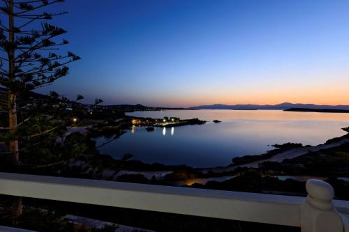 Blick auf einen See bei Sonnenuntergang in der Unterkunft Martineli Residence - A Beachfront Estate in Drios
