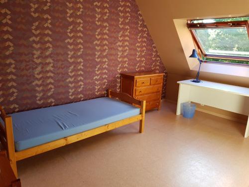 une chambre avec un lit, une commode et une fenêtre dans l'établissement Chambre indépendante, à Caen