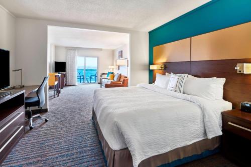 um quarto de hotel com uma cama grande e uma secretária em Residence Inn by Marriott Ocean City em Ocean City