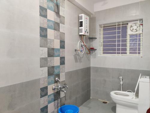 baño con aseo y ventana en SkyHouse Homestay, en Mysore