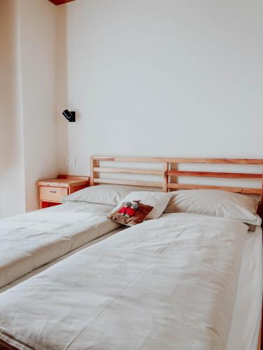Una cama o camas en una habitación de Maso Alpino con vista sulle Dolomiti