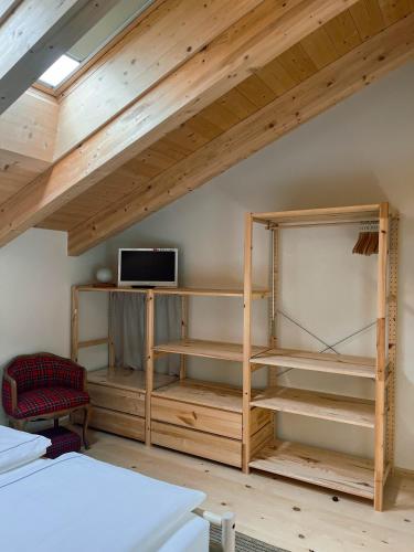 Una cama o camas en una habitación de Maso Alpino con vista sulle Dolomiti