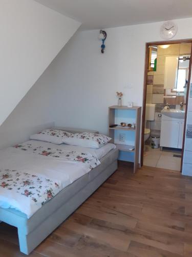 sypialnia z 2 łóżkami, umywalką i lustrem w obiekcie Apartmani MATKO w mieście Betina