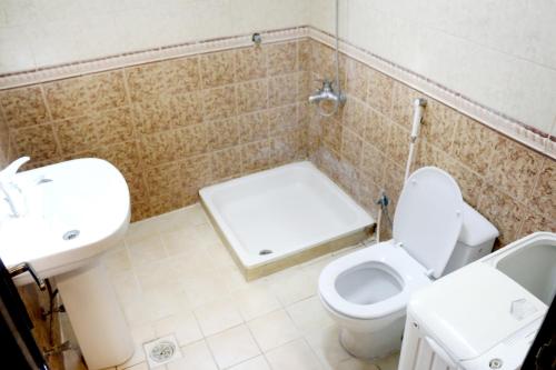a bathroom with a toilet and a sink at العيرى 2 للوحدات السكنيه تبوك in Tabuk