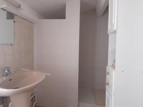 a white bathroom with a sink and a shower at LE LAVANDOU ST CLAIR MAZET CLIM 5 pers 500 m de mer in Le Lavandou