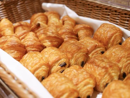 a box full of croissants in a basket at Beppu Hatto Onyado Nono Beppu in Beppu
