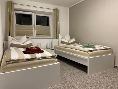 two beds sitting next to each other in a bedroom at Hempis Ferienwohnungen in Hochkirch
