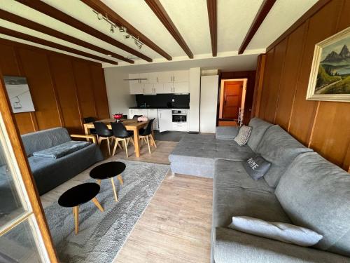 a living room with a couch and a table at "Petit flocon" Appartement au centre de Verbier in Verbier