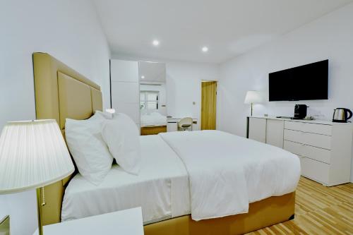 Kamadhoo的住宿－Akomadoo Retreat，酒店客房,配有床和电视