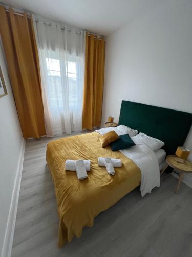 sypialnia z łóżkiem z dwoma krzyżykami w obiekcie Esprit Forêt N0ire - appartement de luxe 3 chambres w Miluzie